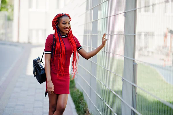 Mignon et mince afro-américaine fille en robe rouge avec dreadlocks — Photo