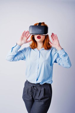 Stüdyoda vr gözlüklü mavi bluz kırmızı saçlı kız
