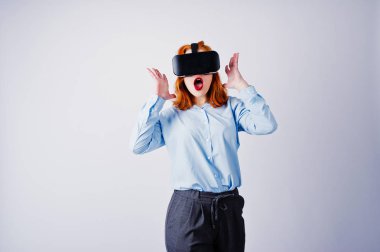 Stüdyoda vr gözlüklü mavi bluz kırmızı saçlı kız