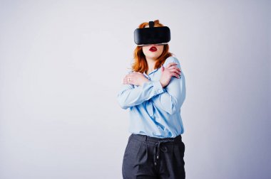 Stüdyoda vr gözlüklü mavi bluz kırmızı saçlı kız