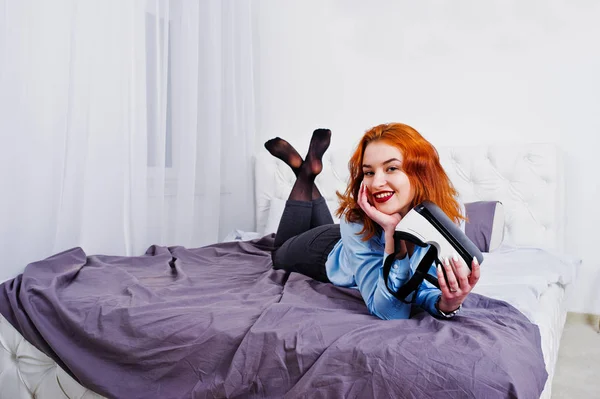 Rudowłosy dziewczyna w łóżku z okulary vr o Pokój typu studio. — Zdjęcie stockowe
