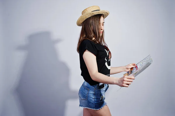 Turista ragazza con mappa, indossare in camicia lol, pantaloncini e cappello isolato — Foto Stock