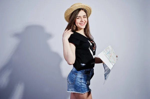 Turista ragazza con mappa, indossare in camicia lol, pantaloncini e cappello isolato — Foto Stock