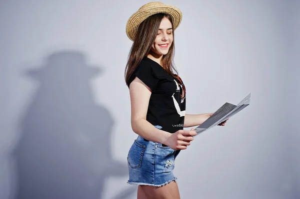 Touriste fille avec carte, porter en lol chemise, short et chapeau isoler — Photo