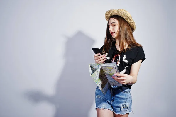 Flicka turist med karta, bära i lol skjorta, byxor och hatt speakin — Stockfoto