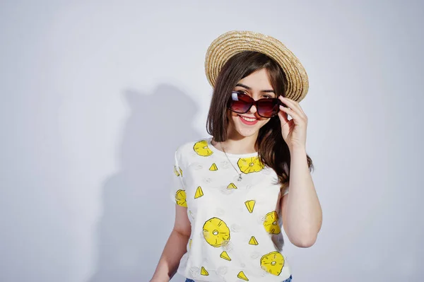 Girl tourist, wear in shirt, shorts and hat with glasses isolate — Stock Photo, Image