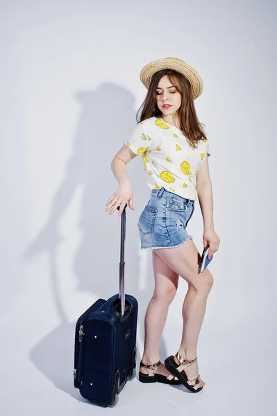 Turista chica con bolso y pasaporte, llevar en camisa, pantalones cortos y ha — Foto de Stock