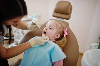 Dişçi koltuğu, küçük bebeğim. Çocuk diş.