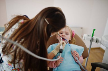 Dişçi koltuğu, küçük bebeğim. Çocuk diş.