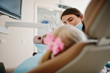 Dişçi koltuğu, küçük bebeğim. Çocuk diş.