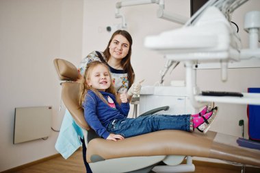 Dişçi koltuğu, küçük bebeğim. Çocuk diş.