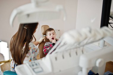 Dişçi koltuğu, küçük çocuk. Çocuk diş.