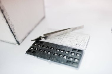 Sistem dişçi ofisinde diş köşeli ayraç.
