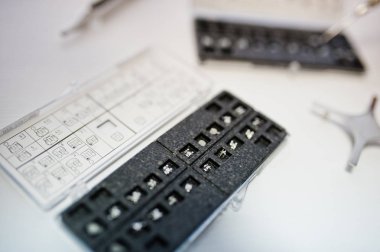 Sistem dişçi ofisinde diş köşeli ayraç.