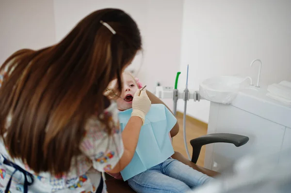 Uma menina na cadeira de dentista. Crianças odontológicas . — Fotografia de Stock