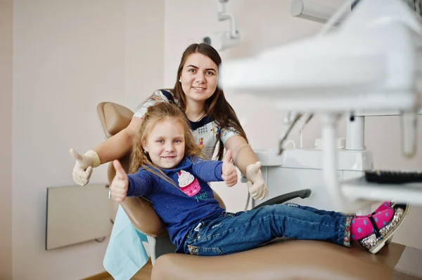 Uma menina na cadeira de dentista. Crianças odontológicas . — Fotografia de Stock