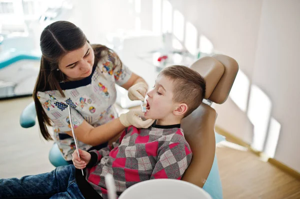 Mały chłopiec w fotelu u dentysty. Dzieci stomatologiczne. — Zdjęcie stockowe