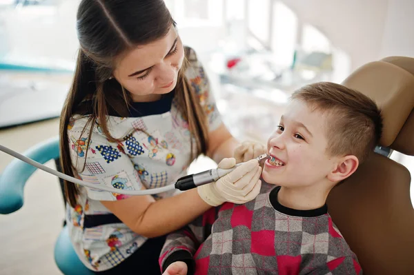 Menino na cadeira de dentista. Crianças odontológicas . — Fotografia de Stock