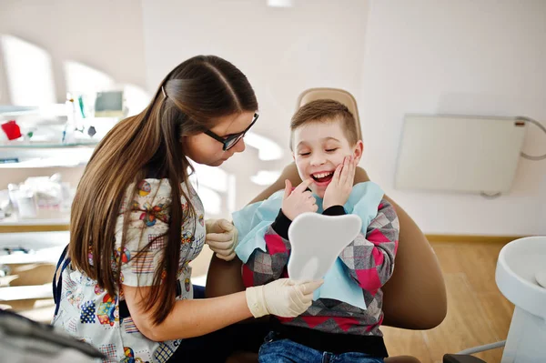 Kleiner Junge auf dem Zahnarztstuhl. Kinderzahnheilkunde. — Stockfoto