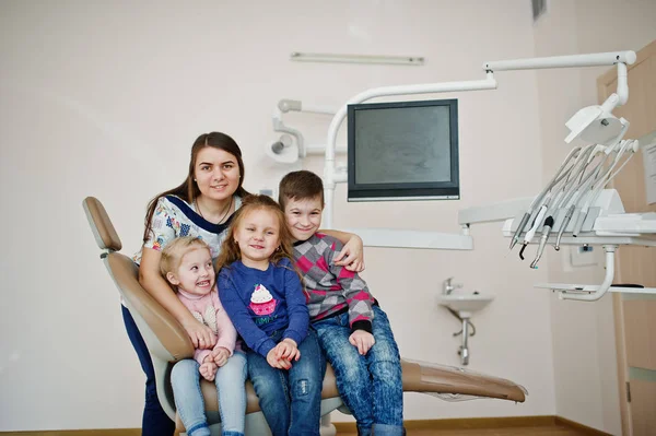 Kinder auf Zahnarztstuhl. Kinderzahnheilkunde. — Stockfoto