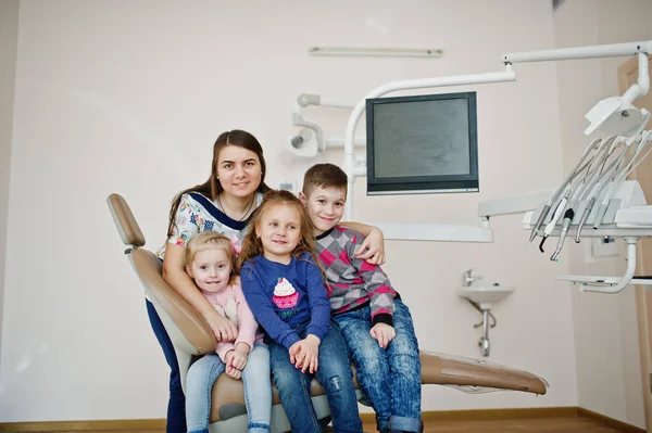 牙医椅上的儿童。儿童牙科. — 图库照片