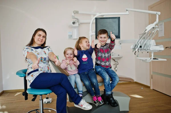 Kinder auf Zahnarztstuhl. Kinderzahnheilkunde. — Stockfoto