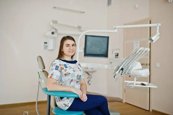 Ritratto di dentista infantile femmina nel suo studio dentistico . — Foto Stock