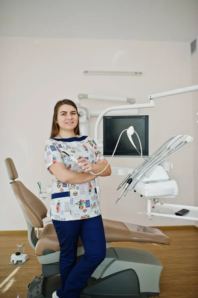 Ritratto di dentista infantile femmina nel suo studio dentistico . — Foto Stock