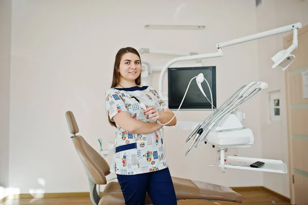 Retrato de bebé dentista mujer en su consultorio dental . — Foto de Stock