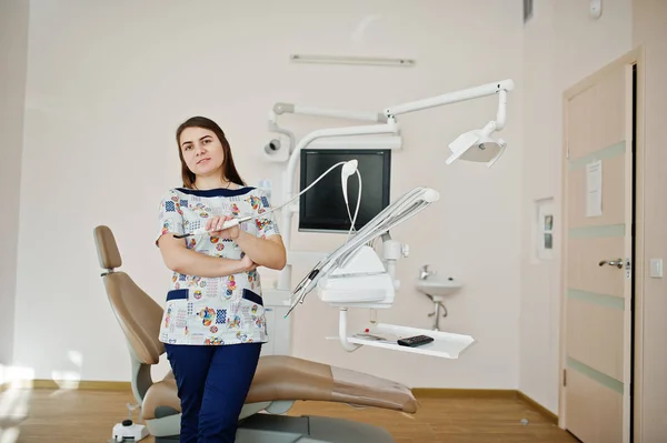 Retrato de bebé dentista mujer en su consultorio dental . — Foto de Stock