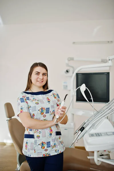 Porträtt av baby tandläkare kvinna på hennes tandläkarmottagning. — Stockfoto