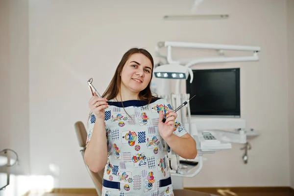 Porträtt av baby tandläkare kvinna på hennes tandläkarmottagning. — Stockfoto