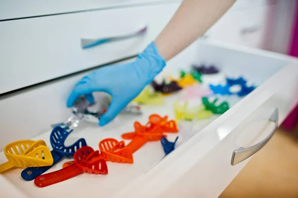Různé barevné nástroje zubního lékaře v zubní ordinaci. — Stock fotografie