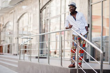 Kablosuz beyaz gömlek ve renkli şık Afro-Amerikan erkek pantolon