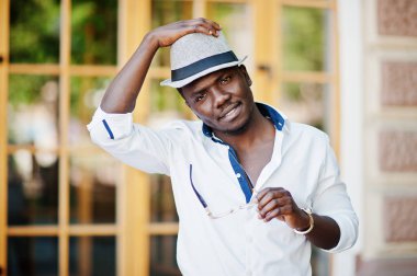 Kablosuz beyaz gömlek ve renkli şık Afro-Amerikan erkek pantolon