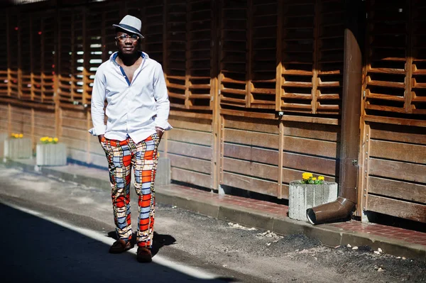 Stílusos afrikai amerikai férfi, fehér inget és színű nadrág, wi — Stock Fotó