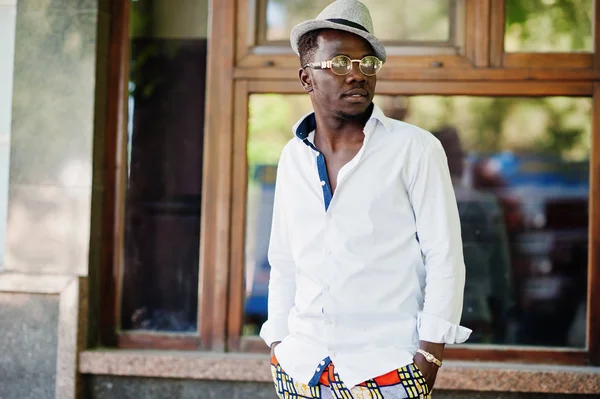 Elegante hombre afroamericano en camisa blanca y pantalones de colores wi — Foto de Stock