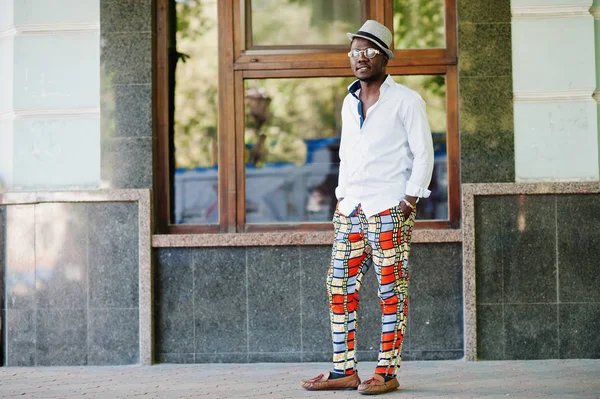 Elegante hombre afroamericano en camisa blanca y pantalones de colores wi — Foto de Stock