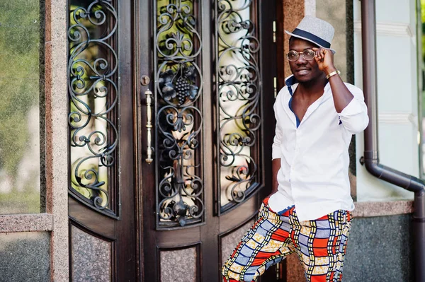 Eleganta afroamerikanska mannen i vit skjorta och färgade byxor wi — Stockfoto