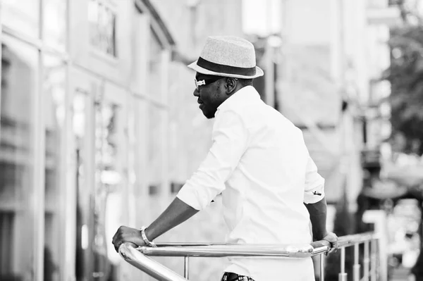 Elegante hombre afroamericano en camisa blanca y pantalones de colores wi —  Fotos de Stock