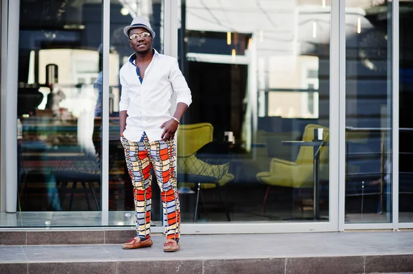 Elegante hombre afroamericano en camisa blanca y pantalones de colores wi — Foto de Stock