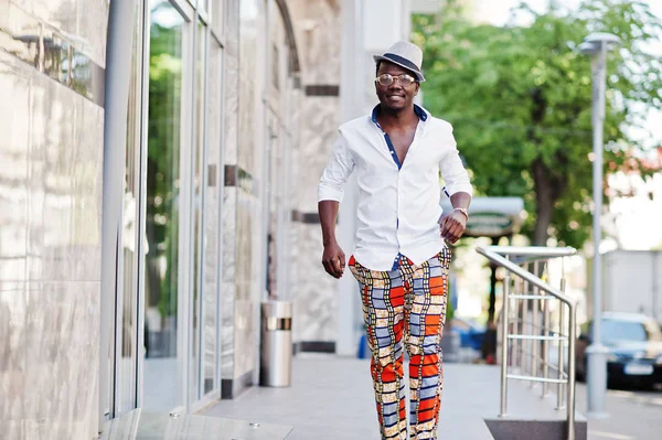 Homem americano africano elegante em camisa branca e calças coloridas wi — Fotografia de Stock