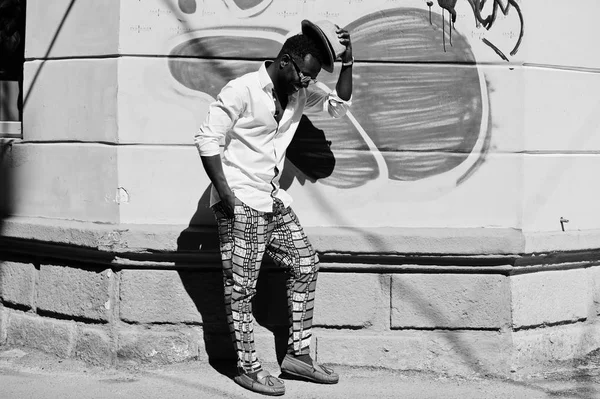 Κομψό αφρικανική αμερικανική άνθρωπος σε λευκό πουκάμισο και χρωματιστό παντελόνι wi — Φωτογραφία Αρχείου