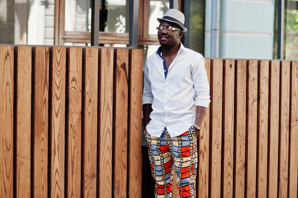 Elegante hombre afroamericano en camisa blanca y pantalones de colores wi — Foto de Stock