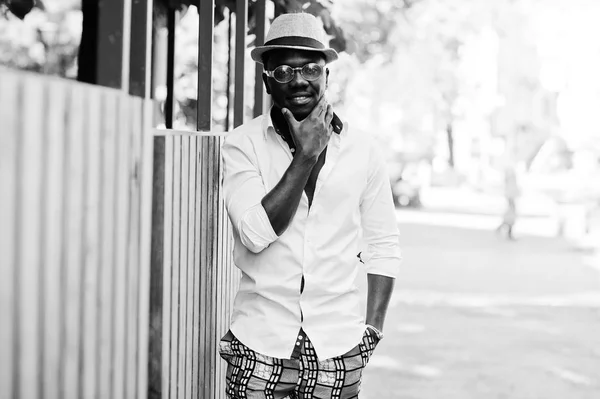 Homem americano africano elegante em camisa branca e calças coloridas wi — Fotografia de Stock