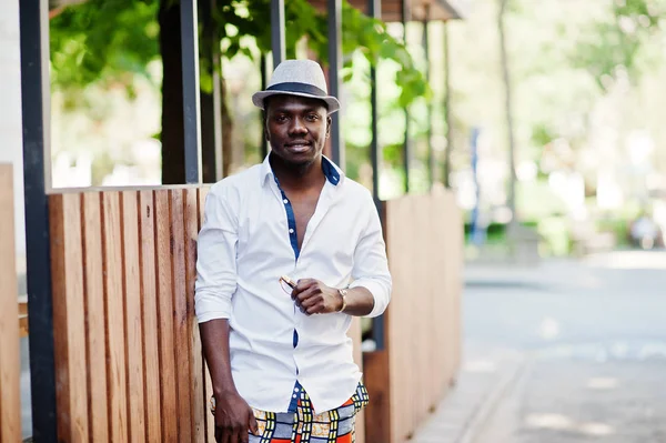 Elegante hombre afroamericano en camisa blanca y pantalones de colores wi — Foto de Stock