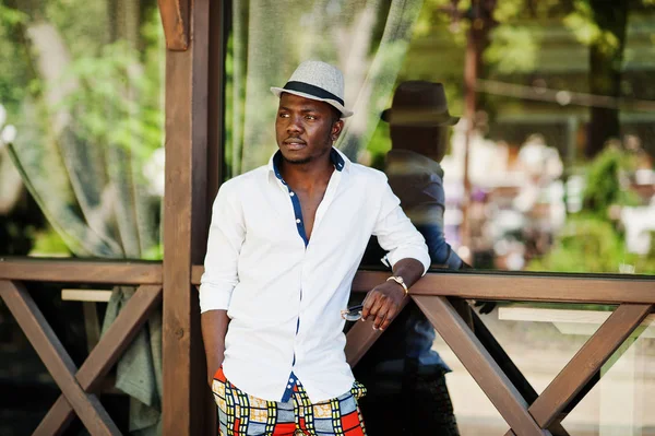 Elegante hombre afroamericano en camisa blanca y pantalones de colores wi — Foto de Stock