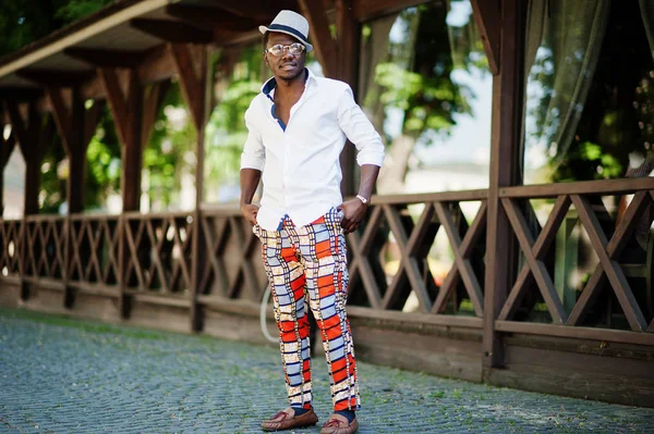 Homme afro-américain élégant en chemise blanche et pantalon coloré wi — Photo