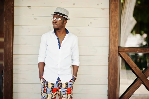 Homem americano africano elegante em camisa branca e calças coloridas wi — Fotografia de Stock