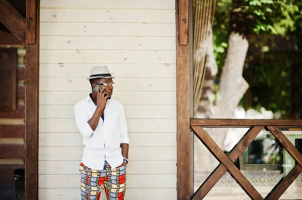 Стильний афроамериканський чоловік у білій сорочці та кольорових штанях wi — стокове фото